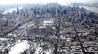 CNN melaporkan, pada Rabu (21/3) sekitar pukul 20.00 waktu setempat, salju turun hingga setebal 6,7 inch atau 17 cm di Central Park. Banyak salju telah turun sebelumnya. Badai membuat ketebalan salju di New York mencapai 30 inch (76 cm), padahal sebelum itu titik tertingginya mencapai 27 inch (68 cm). (Foto: Dok. Anadolu Agency)