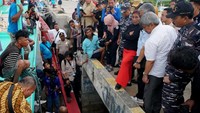 Dalam kunjungan kerja di Provinsi Papua, Menteri Kelautan dan Perikanan Susi Pudjiastuti bersama rombongan Kementerian Kelautan dan Perikanan (KKP) memantau perkembangan pembangunan Sentra Kelautan dan Perikanan Terpadu (SKPT) Merauke. Dok. Kementerian KKP.