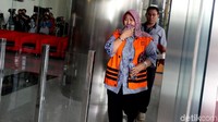 Tuti kemudian diarahkan masuk dan menuju ruang pemeriksaan di lantai 2. Tuti merupakan tersangka yang dicokok KPK lewat operasi tangkap tangan (OTT).