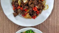 Ditemani sepiring tumis brokoli cah jamur, menu sapi lada hitam milik @rendi.dee benar-benar bikin perut lapar! Foto: Instagram