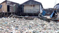 Sampah-sampah tersebut membuat kawasan pantai menjadi kumuh.