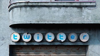 Ketika para netizen sudah tak lagi mainan Twitter.  (Foto: Andrei Lacatusu)