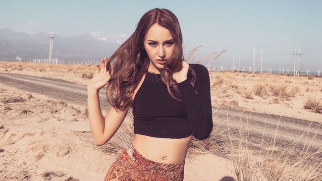 Parwena Dulkun adalah salah satu model Uyghur yang sering dikira sebagai orang lokal ketika ia berada di Eropa. Foto: Istimewa