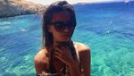 Foto: Gaya Liburan Si Pacar Cantik Mesut Ozil