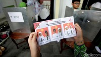 Surat suara memperlihatkan tiga pasangan calon yang terdiri dari sejumlah murid SD Al-Azhar.