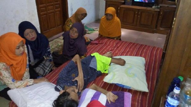 Sejak kisahnya viral, banyak tetangga dan warga Ponorogo yang menjenguk Rifa'i di rumahnya. (Foto: Charolin Pebrianti)