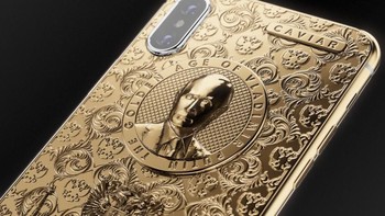 Selain pahatan wajah Putin, ada juga istana Kremlin dan lambang negara Rusia.  Foto: Caviar