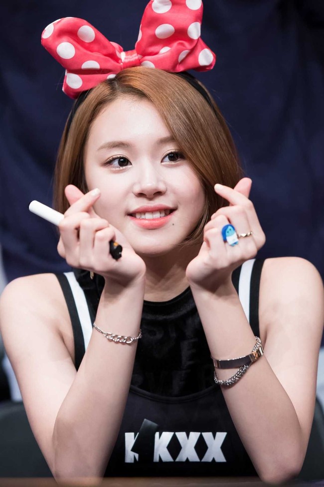 Meskipun bertubuh mungil, Chaeyoung personel Twice memiliki bentuk bahu yang indah. Bahunya terlihat ramping tapi atletis dan kencang. Foto: istimewa