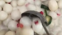 Lewat instagramnya @elysugigi_real, ia pernah membagikan video asinan kekinian. Kali ini pilihannya asinan rambutan. Duh segar ya? Foto: instagram @elysugigi_real