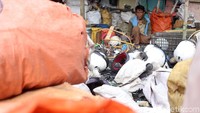 Setiap harinya, ada 5 sampei 7 mobil sampah pilahan masuk ke sini.