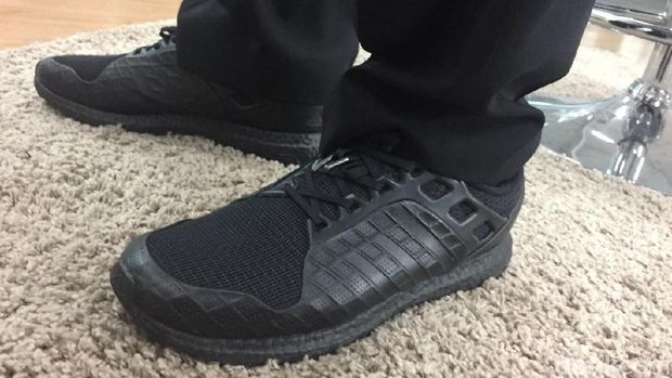 Saat berkunjung ke detikcom, TGB mengenakan sneaker 'mahal' Adidas X Porsche Design Ultraboost.