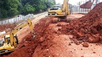 Di lokasi proyek sendiri, beberapa pekerja tampak hilir-mudik. Sejumlah alat berat seperti crane dan excavator pun sedang dioperasikan oleh para pekerja di sana.