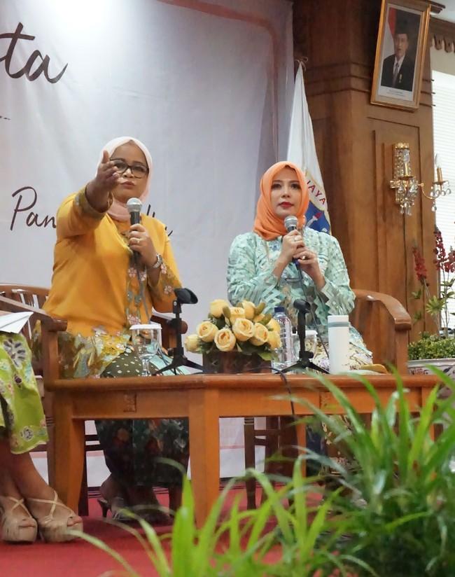 Dalam kesempatan tersebut, Nur Uno dan Fery Baswedan sempat memaparkan bagaimana para ibu dapat berkontribusi dalam pembangaun Jakarta sebagai ibu kota. Ada sebuah studi, kota yang bahagia terdiri dari keluarga yang harmonis. Dan penentu keharmonisan itu adalah ibu.  Dinamika ibu kota sangat bergantung pada dinamika keluarga kecil. Kalau ibu bisa membuat keluarganya harmonis, Insya Allah, Jakarta akan harmonis juga, terang Fery Baswedan.  Foto: Daniel/Wolipop