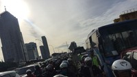 Dalam waktu normal, jarak tempuh perempatan Pancoran ke perempatan Kuningan cukup 5 menit. Tapi di waktu puncak macet, bisa ditempuh nyaris 1 jam.