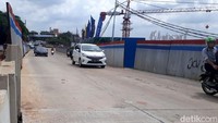 Walau sudah banyak yang tersambung, namun lokasi proyek itu masih jauh dari kata rapi. Pagar-pagar pembatas masih terpasang di sepanjang jalan kawasan simpang susun tersebut.