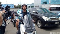 Hindari macet ibukota, Billy Syahputra pilih naik motor. Foto: Billy Syahputra / Desi Puspasari
