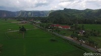 Foto: Ngarai Sianok merupakan lembah dengan jurang di sisi-sisinya. Letaknya ada di perbatasan Kota Bukittinggi, Sumatera Barat (Okta Marfianto/detikTravel)
