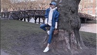 Saat meniduri taman bunga di Italia, pose pinggir tol sampai di Holocaust ini jadi sorotan tajam. Foto: Dok. Instagram/princessyahrini