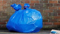 Kantung biru itu berisi pakaian pelindung yang digunakan untuk mengambil sampel di lokasi Skripal dan putrinya Yulia terpapar racun.