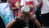 Aksi ini dilakukan oleh Koalisi Masyarakat Menolak Swastanisasi Air Jakarta (KMMSAJ).