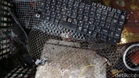 Ada beragam sampah yang ditampung di sini. Mulai dari sampah plastik, tembaga, hingga besi.