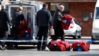 Skripal (66) dan putrinya, Yulia (33), masih dalam kondisi kritis di rumah sakit usai ditemukan tak sadarkan diri pada 4 Maret lalu di sebuah bangku di luar pusat perbelanjaan di Salisbury, Inggris. Otoritas Inggris menyelidiki kasus ini sebagai dugaan percobaan pembunuhan.