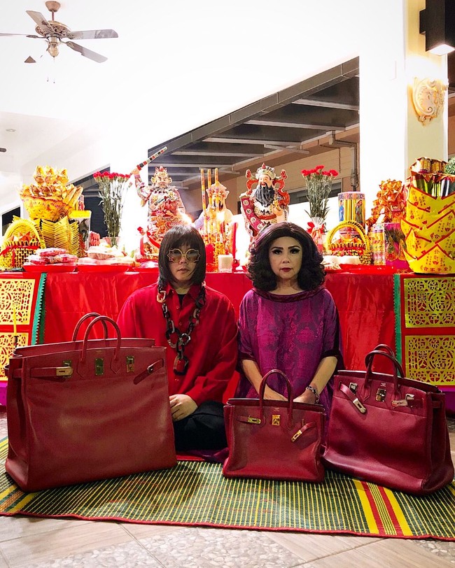 Mother Lee dan Peepy memamerkan koleksi tas Hermes Birkin mereka yang berwarna merah. Ada tas Hermes Birkin ukuran 35 cm, 40 cm hingga yang super besar. Foto: Instagram/peepy_and_mother_lee