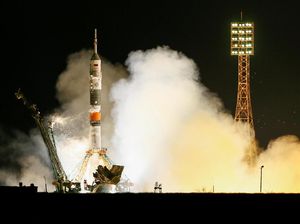 Foto: Detik-detik Peluncuran Roket Soyuz MS-08