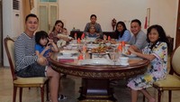 Makan bersama di meja makan memang bisa menambah tali silaturahmi. Salut untuk Andhika dan Ussy. Foto: Instagram @andhiikapratama