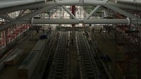Atap stasiun menggunakan sandwich panel type, yaitu Galvanized Steel dengan core PIR Urethane yang tahan korosi, tahan api selama satu jam, dan memiliki thermal conductivit yang rendah sehingga mengurangi dampak panas dari terik sinar matahari. Istimewa/Instagram MRT Jakarta.