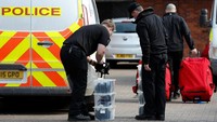Para pakar ini mengambil sampel racun yang membuat Skripal dan putrinya tak sadarkan diri. Sejumlah alat mereka siagakan termasuk pakaian pelindung.