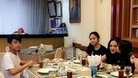 Ini saat Mulan dan ketiga anaknya buka puasa di salah satu restoran padang-melayu di Jakarta tahun lalu. Semuanya lauk sudah tersaji di sana, mulai dari ayam gulai hingga rendang. Foto: Instagram @all_about_mulanjameela