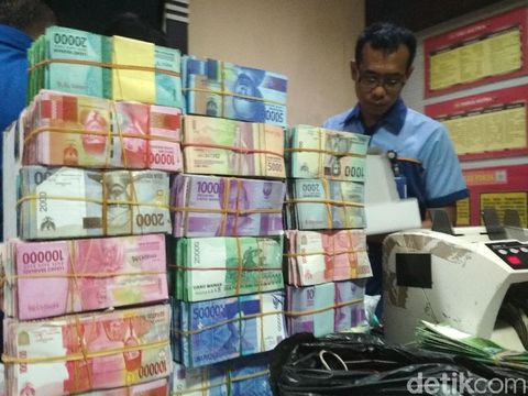Uang mainan Mujiono dihitung polisi