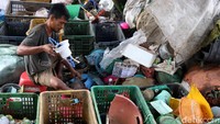 Sampah dipilah berdasarkan jenisnya.