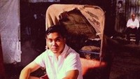 Ini adalah penampakan Andri Suprayitno di sebuah becak saat bermain sebagai figuran pada shooting serial TV Pan Am. Istimewa/Instagram @Andri.NYC.
