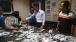 Uang Mainan dan Dolar AS Plastik yang Disetor Mujiono ke Bank