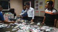 Seharusnya calon pembeli ikut hadir ke BCA, tapi tak bisa dihubungi. Akhirnya Mujiono menyetor sendiri dan kaget ternyata di dalam kardus hanya berisi uang mainan. (Foto: Adhar Muttaqin/detikcom)