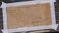 Dalam pertemuan itu, Nyak Sandang juga menunjukkan bukti obligasi Pemerintah Indonesia tahun 1950 yang dimilikinya kepada Jokowi.Terima kasih Bapak Presiden sudah punya waktu untuk kami, tutur Nyak Sandang. (Foto: Laily Rachev-Biro Pers Serpres)