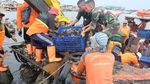 Potret Kerja Keras Petugas Bersihkan Lautan Sampah di Teluk Jakarta