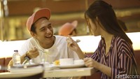 Banyak yang menyebut mereka punya hubungan spesial, namun keduanya tidak menjawab pertanyaan ini secara gamblang pada awak media. Gimana nggak dibilang punya hubungan spesial, makan semangkuk mie bareng Vanesha aja Adipati kelihatan bahagia banget! Foto: Hanif/detikHOT