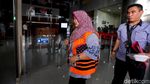 Diperiksa KPK, Panitera PN Tangerang Menangis Sesenggukan