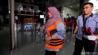 Widya, Agus, dan Saipudin pun telah berstatus tersangka. Selain itu, ada satu lagi tersangka, yaitu Tuti Atika, selaku panitera pengganti PN Tangerang, yang membantu Widya dalam perkara tersebut. Tuti disebut sebagai pihak yang menginformasikan soal putusan menolak gugatan kepada kedua advokat tersebut.
