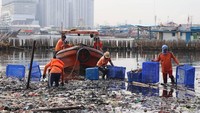 Kepala Suku Dinas Lingkungan Hidup Kepulauan Seribu Yusen Hardiman  mengatakan, dirinya belum tahu pasti kapan proses pembersihan sampah di kawasan Teluk Jakarta ini tuntas. Namun yang pasti, petugas terus bekerja keras mengangkut sampah. Foto: dok Sudin LH Kepulauan Seribu