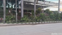 Begini suasana di depan Alexis pada pukul 17.40 WIB. Sudah tidak ada lagi polisi maupun Satpol PP yang berjaga.