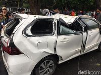 Penampakan Mobil Yang Ringsek Ditimpa Pohon Tumbang Di Jatinegara