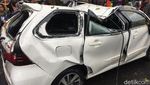 Penampakan Mobil yang Ringsek Ditimpa Pohon Tumbang di Jatinegara