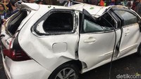 Mobil Avanza mengalami ringsek yang cukup parah.