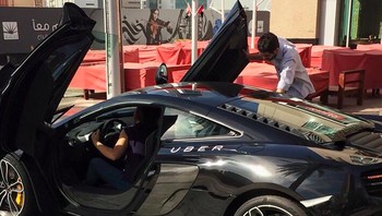 Kalau ini penumpang terkejut karena ada mobil Uber mewah saat di Dubai. Foto: imgur