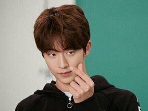 Unyu Banget, Gaya Artis Ungkapkan Cinta dengan Tren Finger Heart