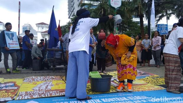 Tolak Swastanisasi Air, Ibu-ibu Mandi di Depan Balai Kota